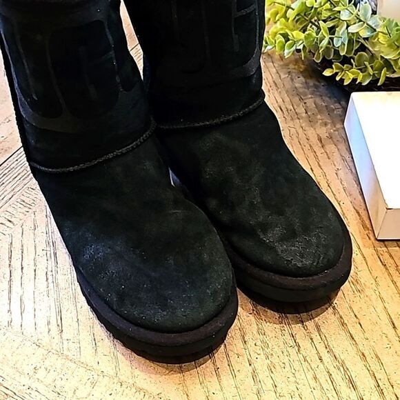 Black Ugg size 7 short glittery top part - Picture 5 of 13